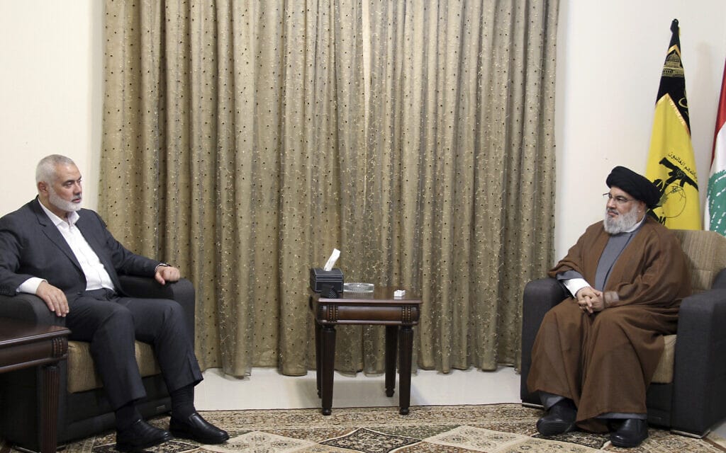 מנהיג חמאס איסמעיל הנייה, משמאל, נפגש עם מזכ&quot;ל החזבאללה חסן נסראללה בביירות, 29 ביוני 2021 (צילום: Hezbollah Media Relations Office, via AP)