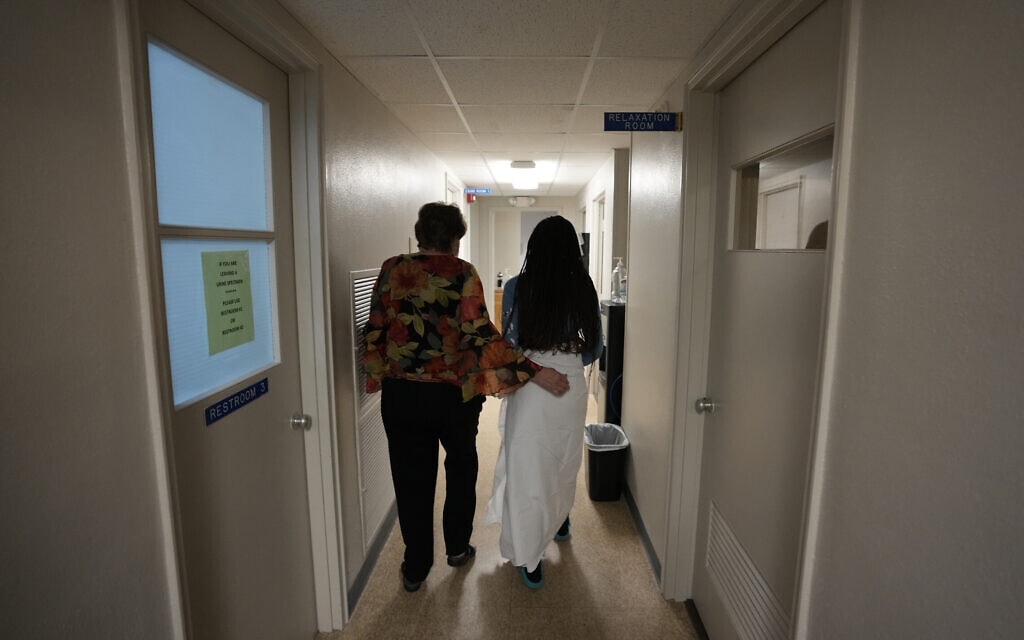 אישה צעירה מטקסס מגיעה למרפאה בלואיזיאנה לבצע הפלה, 9 באוקטובר 2021 (צילום: AP Photo/Rebecca Blackwell)