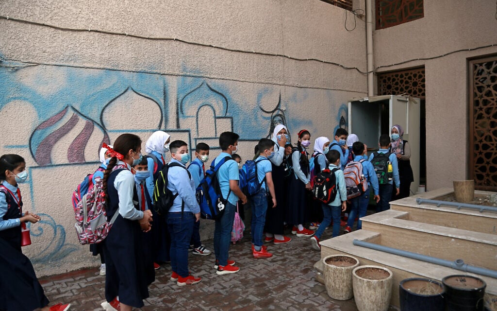 ילדים חוזרים לבית הספר בבגדד, עיראק, אחרי שנה וחצי ללא לימודים, 1 בנובמבר 2021 (צילום: AP Photo/Hadi Mizban)