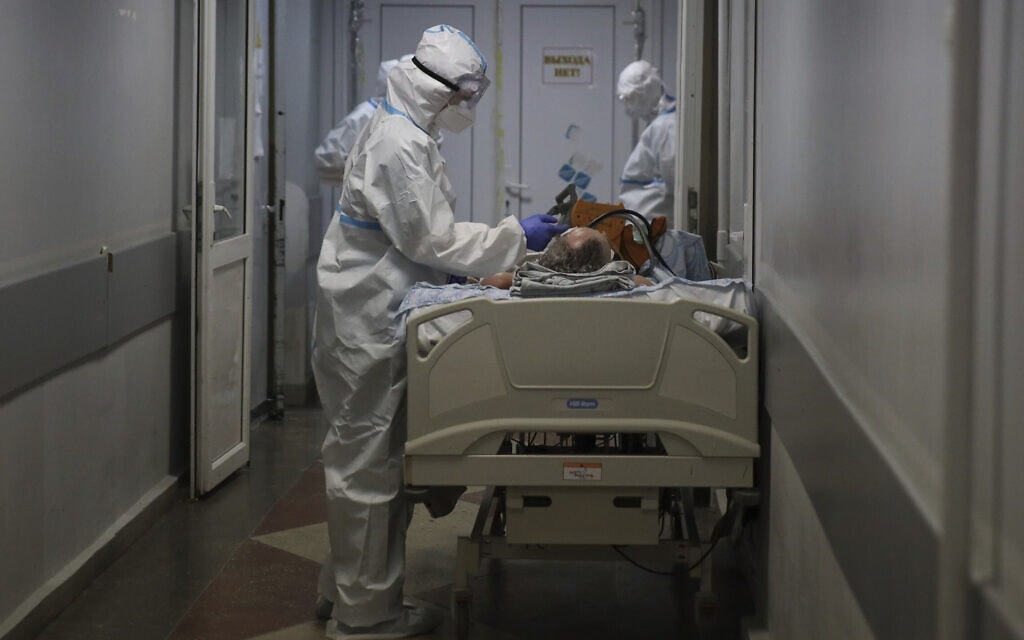 אנשי צוות רפואי מטפלים בחולה קורונה בבית חולים בעיר קרסנודאר, רוסיה, 2 בנובמבר 2021 (צילום: (AP Photo/Vitali Timkiv)