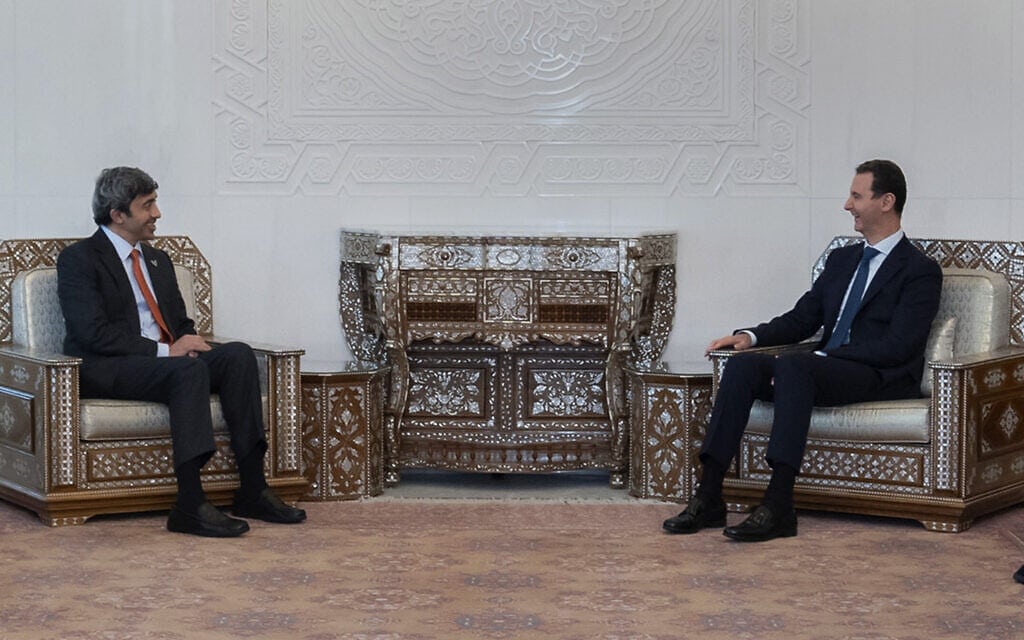 נשיא סוריה בשאר אל אסד נפגש עם שר החוץ של איחוד האמירויות עבדאללה בן זאיד בדמשק, 9 בנובמבר 2021 (צילום: SANA via AP)