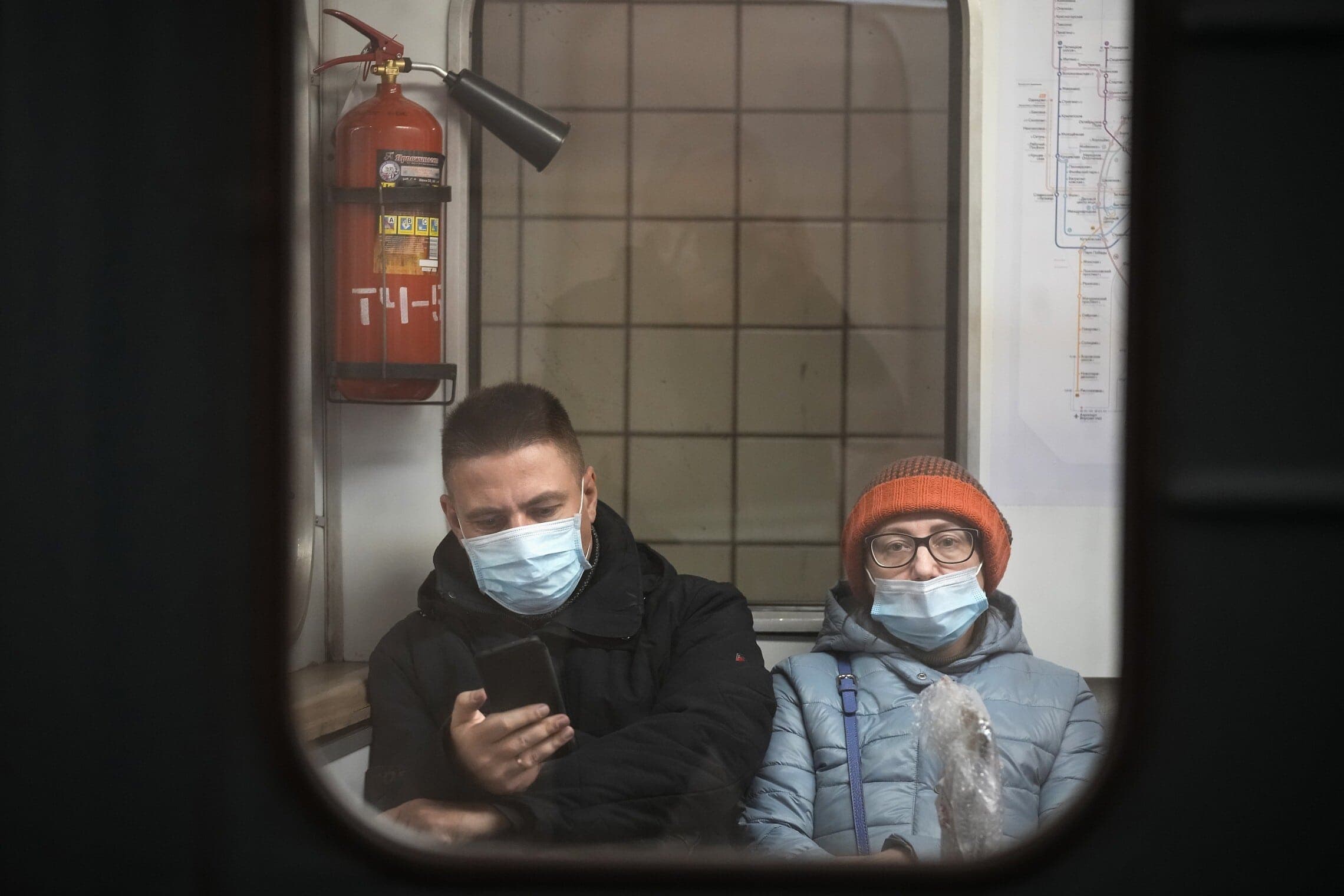 נוסעים ברכבת התחתית במוסקבה עוטים מסכות פנים, 18 בנובמבר, 2021 (צילום: AP Photo/Alexander Zemlianichenko)