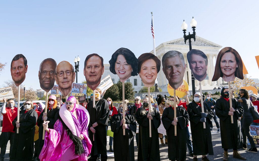 הפגנה של פעילים למען הזכות להפלות מול בית המשפט העליון בארה"ב. המפגינים מחזיקים בדמויות קרטון של כל תשעת שופטי העליון. 1 בדצמבר 2021 (צילום: AP Photo/Jose Luis Magana)