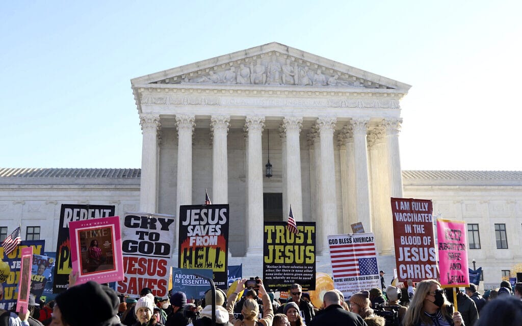 הפגנה של מתנגדי הפלות מול בית המשפט העליון בארצות הברית, 1 בדצמבר 2021 (צילום: AP Photo/Parker Purifoy)