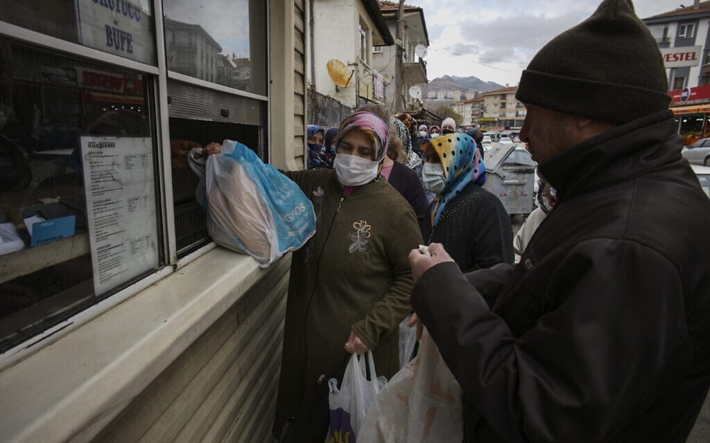 טורקים עומדים בתור באנקרה כדי לקנות לחם, 1 בדצמבר 2021 (צילום: AP Photo/Burhan Ozbilici)