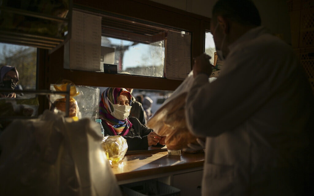 טורקים עומדים בתור באיסטנבול כדי לקנות לחם, 2 בדצמבר 2021 (צילום: AP Photo/Emrah Gurel)