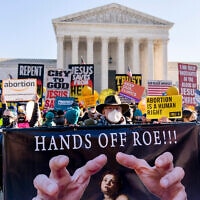 פעילים למען הזכות להפלות מפגינים מול בית המשפט העליון בארצות הברית, 1 בדצמבר 2021 (צילום: AP Photo/Andrew Harnik)