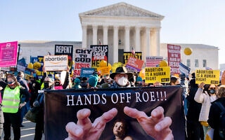 פעילים למען הזכות להפלות מפגינים מול בית המשפט העליון בארצות הברית, 1 בדצמבר 2021 (צילום: AP Photo/Andrew Harnik)