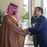 נשיא צרפת עמנואל מקרון נפגש עם יורש העצר הסעודי מוחמד בן סלמאן, סעודיה, 4 בדצמבר 2021 (צילום: Bandar Aljaloud/Saudi Royal Palace via AP)