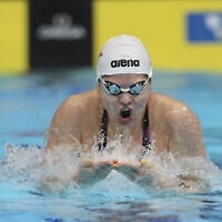 השחיינית אנסטסיה גורבנקו במשחה מאה מטרים מעורב אישי, שבו זכתה במדליית זהב, באליפות העולם בשחייה באיחוד האמירויות, 19 בדצמבר 2021 (צילום: Kamran Jebreili, AP)