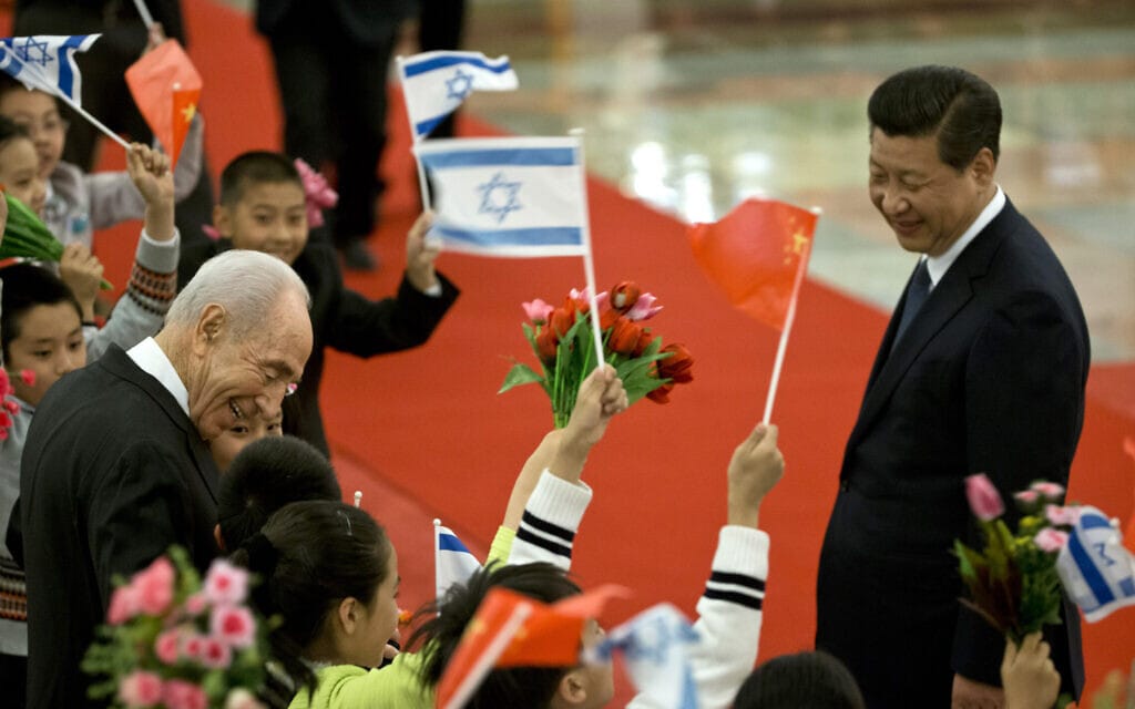 נשיא סין שי ג&#039;ינפינג וילדים סינים מקבלים את פניו של שמעון פרס בעת ביקורו בבייג&#039;ינג, 8 באפריל 2014 (צילום: AP Photo/Alexander F. Yuan)