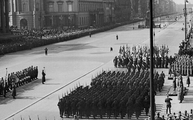 אדולף היטלר וכוחות של הגרמני בשדרת אונטר דן לינדן בברלין, 16 במרץ 1941 (צילום: AP)