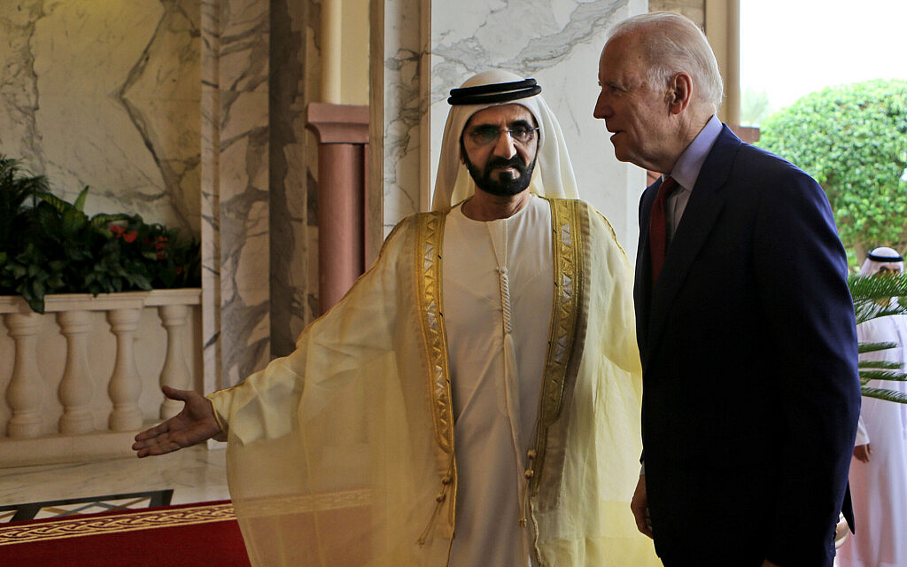 ג&#039;ו ביידן, אז סגן נשיא ארה&quot;ב, עם שליט דובאי השייח&#039; מוחמד בן ראשיד, בעת ביקור בממלכה במרץ 2016 (צילום: AP Photo/Kamran Jebreili)