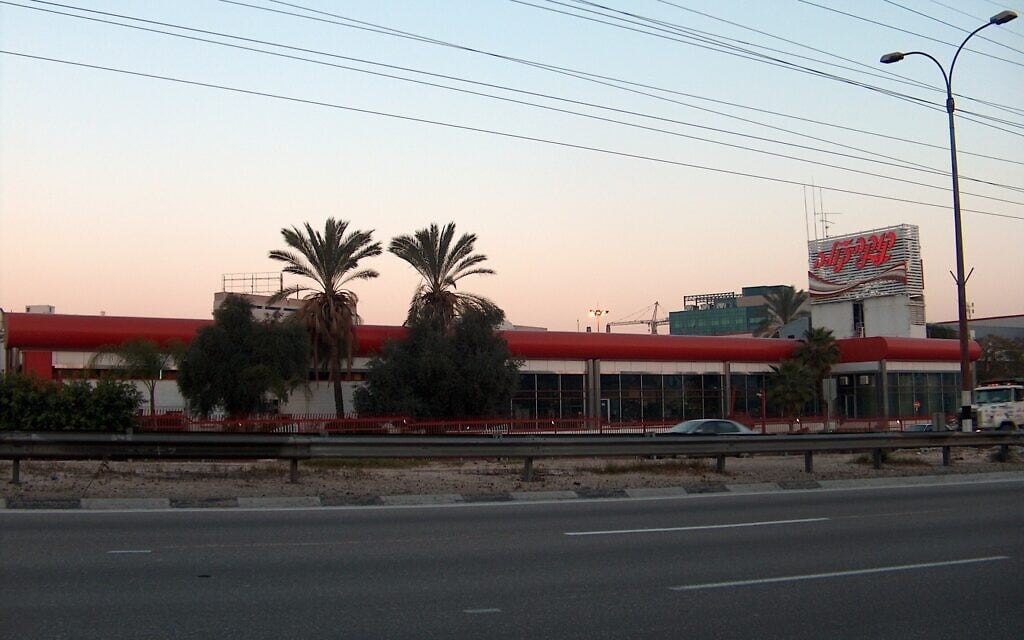 מפעל קוקה קולה בבני ברק (צילום: ויקיפדיה)