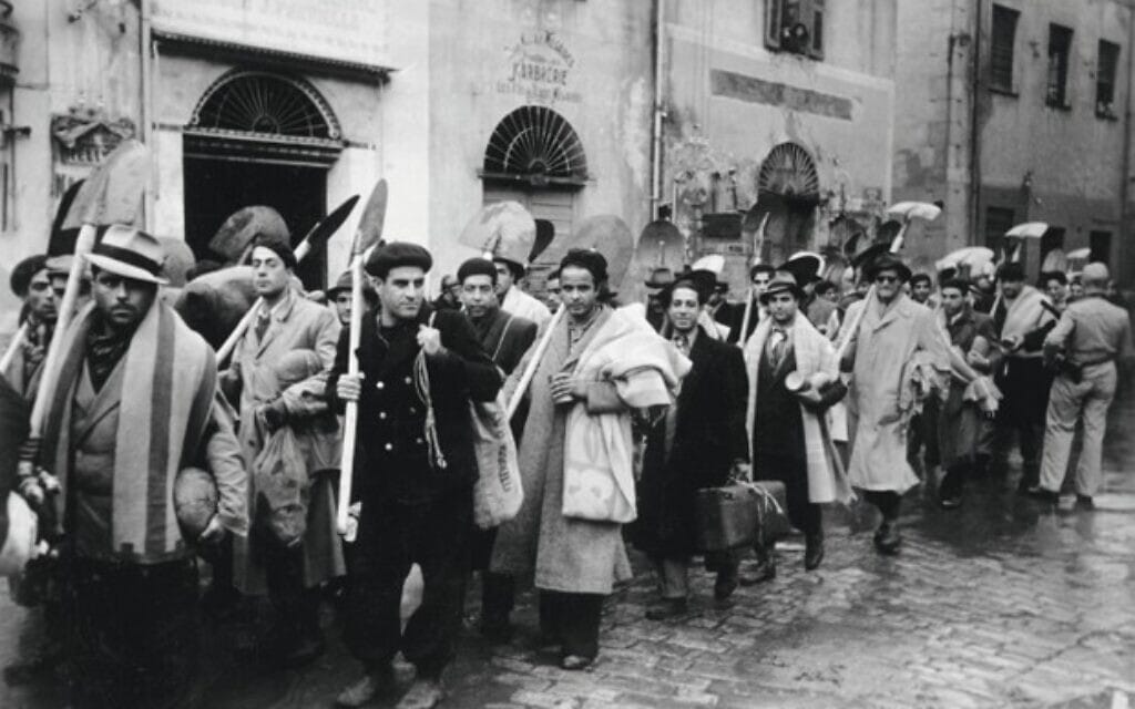 יהודים בטוניס, טוניסיה, שרוכזו לצורך עבודות כפייה, 1942 (צילום: רשות הכלל)