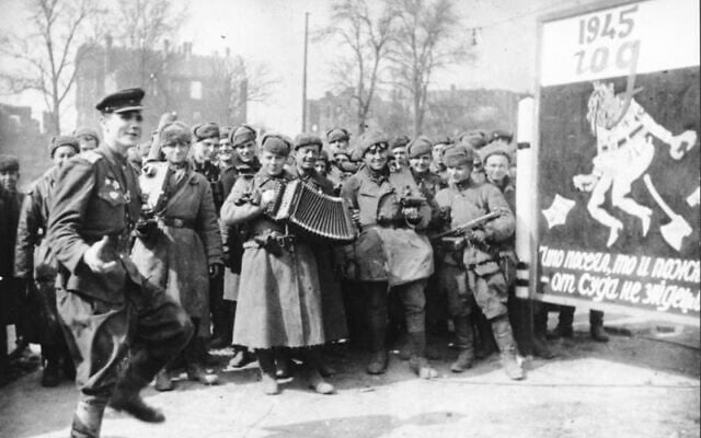 הצבא האדום חוגג לאחר סיום הקרב על ברלין בסוף מאי 1945 (צילום: הארכיון הפדרלי הגרמני)