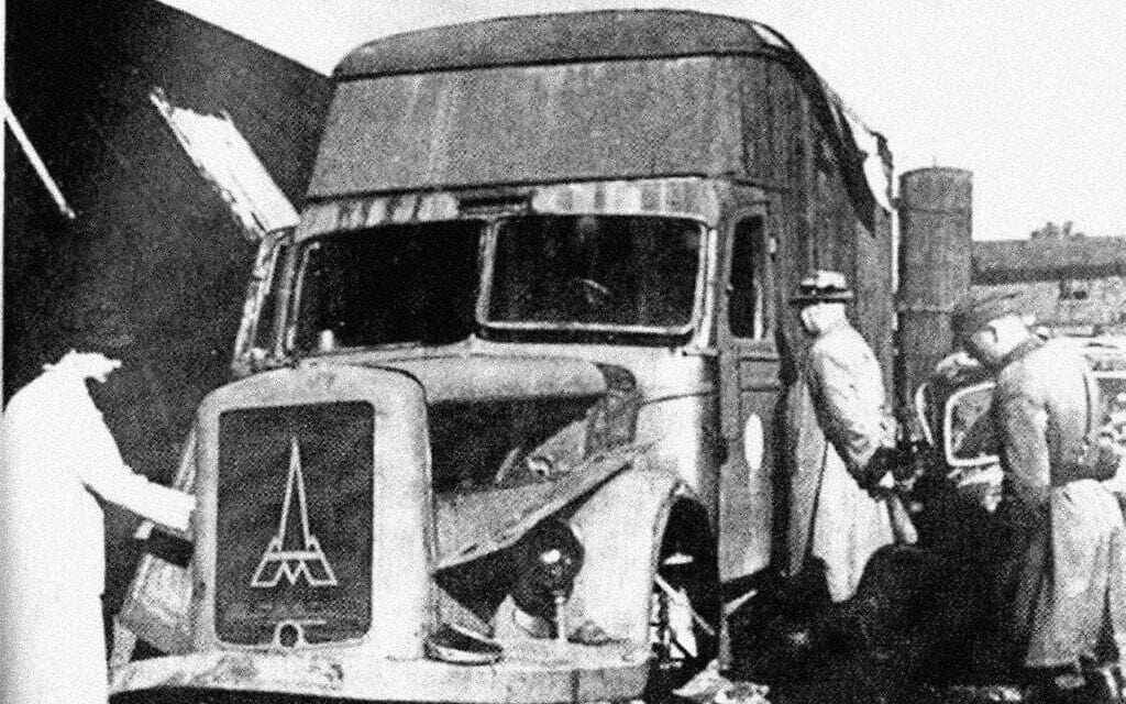 חוקרי פשעי מלחמה בוחנים משאית תובלה ליד חלמנו, מהסוד ששימש את אנשי האס אס לרצח (צילום: רשות הציבור)