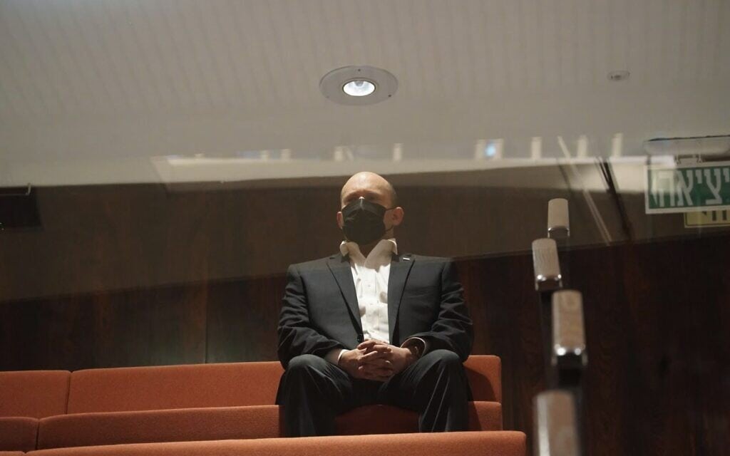 ראש הממשלה נפתלי בנט ביציע המבודדים לאחר שחזר מאבו דאבי, 13 בדצמבר 2021 (צילום: דוברות הכנסת - נועם מושקוביץ) ראש הממשלה נפתלי בנט ביציע המבודדים לאחר שחזר מאבו דאבי, 13 בדצמבר 2021 (צילום: דוברות הכנסת - נועם מושקוביץ)