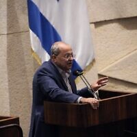 אחמד טיבי נושא דברים במליאת הכנסת, 6 בדצמבר 2021 (צילום: דני שם טוב, דוברות הכנסת) אחמד טיבי נושא דברים במליאת הכנסת, 6 בדצמבר 2021 (צילום: דני שם טוב, דוברות הכנסת)