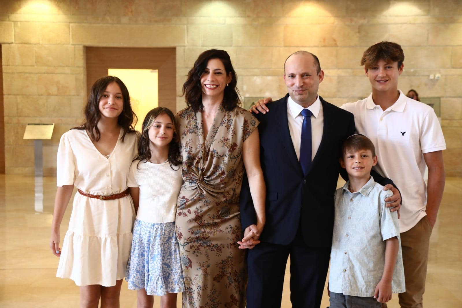 ראש הממשלה נפתלי בנט, אשתו גילת וארבעת ילדיו בכנסת, 13 ביוני 2021 (צילום: מתוך חשבון האינסטגרם של נפתלי בנט)