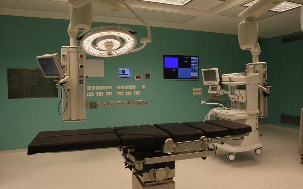 חדר ניתוחים בבית החולים אסותא ב-2009, אילוסטרציה (צילום: Roni Schutzer/Flash90)