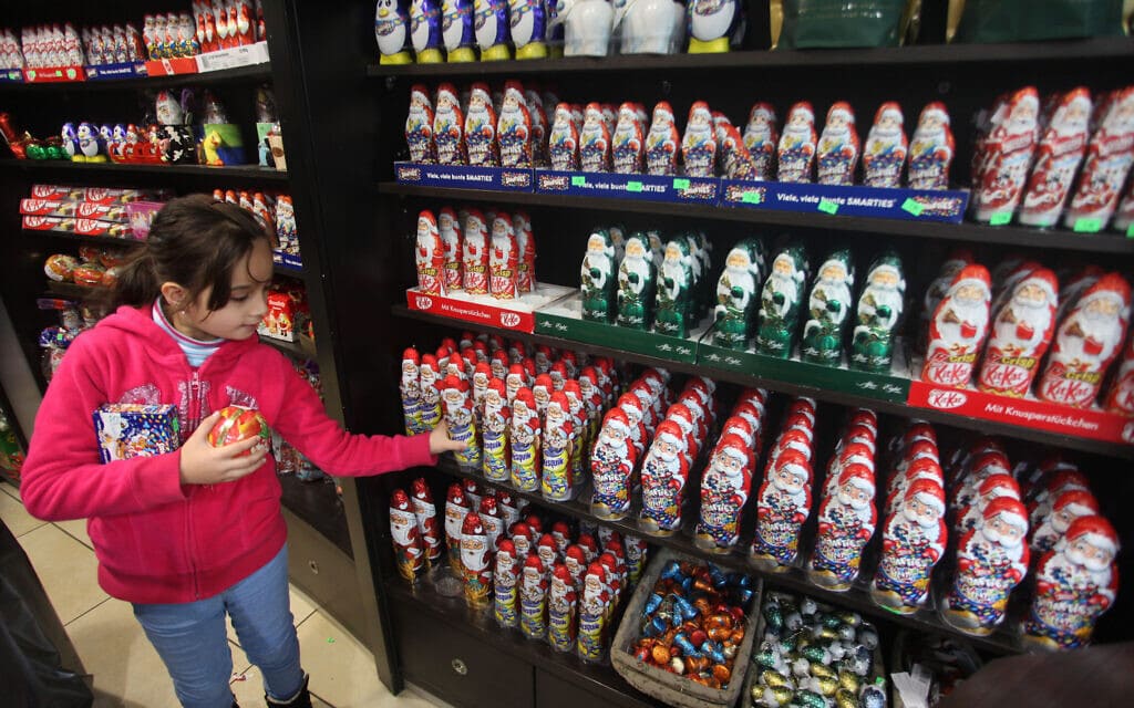 נערה פלסטינית בחנות למוצרי כריסמס ברמאללה (צילום: Issam Rimawi / Flash90)
