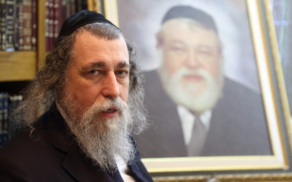 הרב יצחק שפירא, על רקע ציור של אביו אברהם שפירא, 2014 (צילום: יעקב נאומי/פלאש90)
