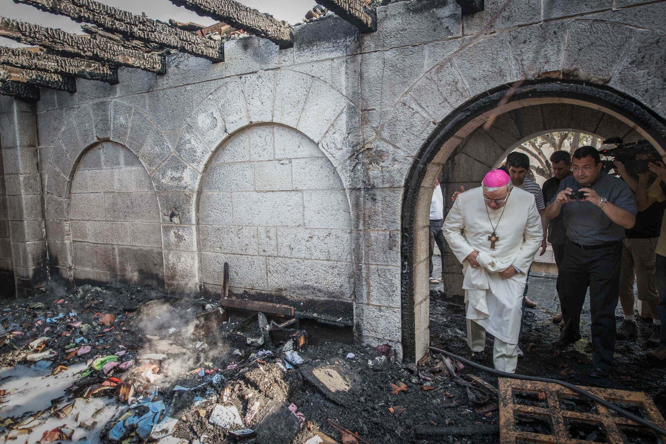 הבישוף ג&#039;ינקיטו-בולוס מרקוזו מבקר בכנסיית הלחם והדגים שעל שפת הכינרת, שהוצתה ונשרפה על ידי שני צעירים יהודים ביוני 2015 (צילום: Basel Awidat/Flash90)