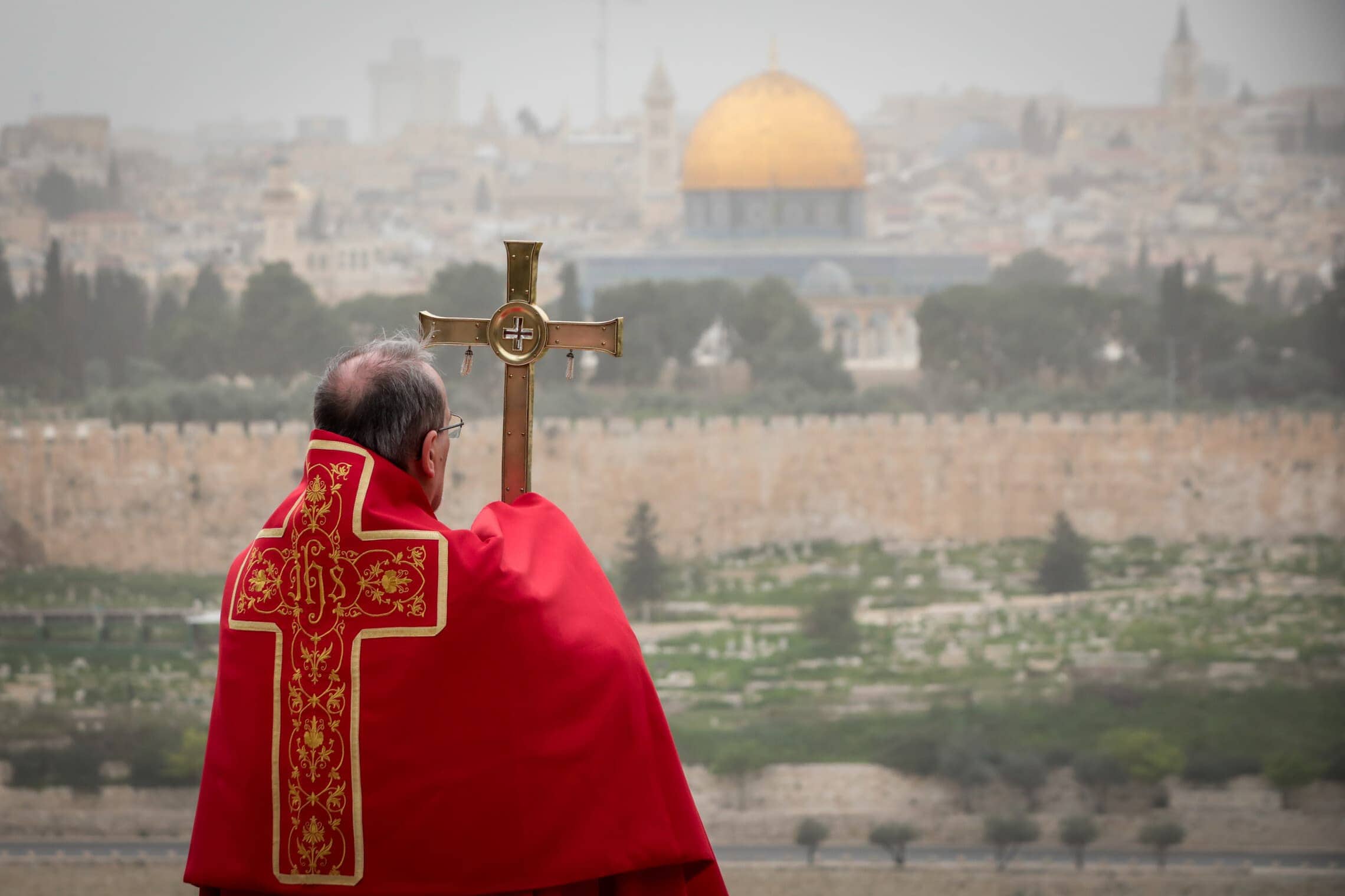 הארכיבישוף פיירבאטיסטה פיצבלה בהר הזיתים, 5 באפריל 2020 (צילום: יוסי זמיר/פלאש90)