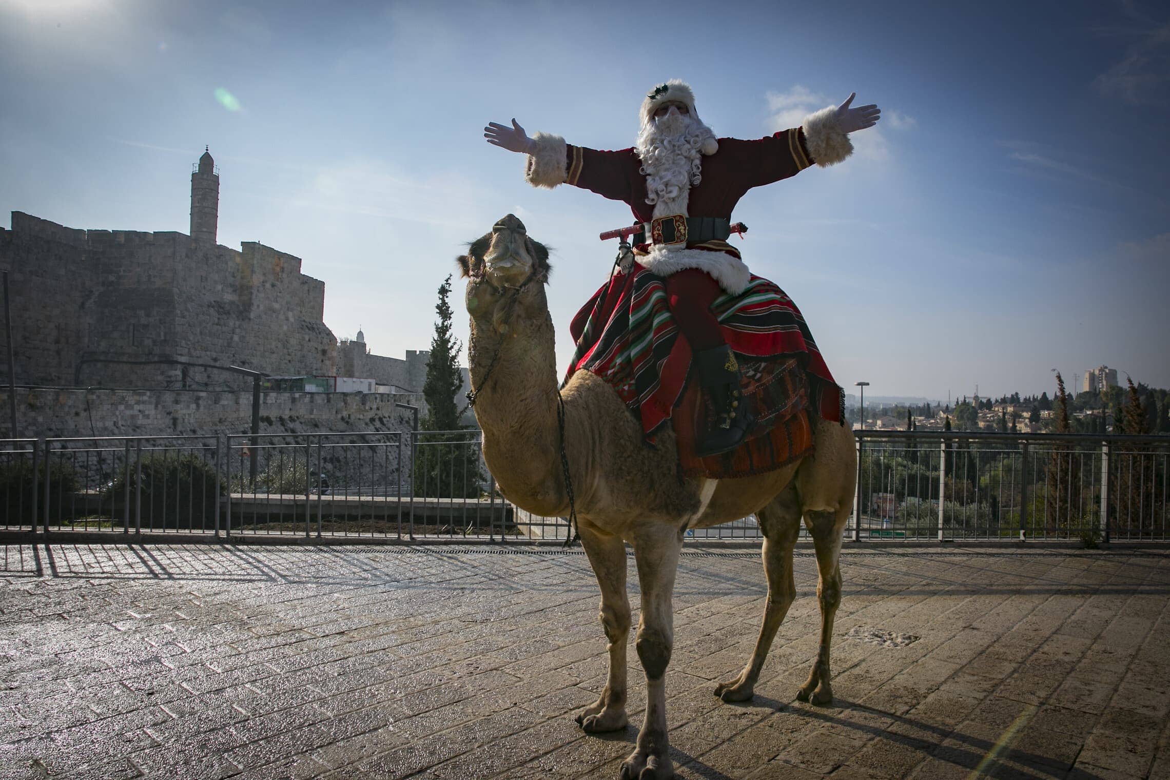 סנטה קלאוס על גמל בעיר העתיקה בירושלים (צילום: אוליבייה פיטוסי/פלאש90)