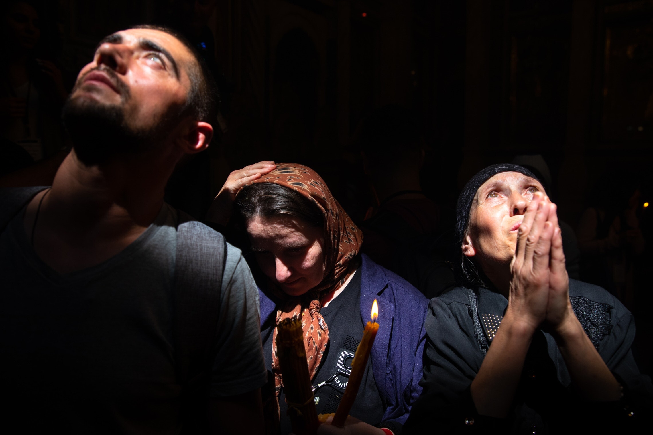 נוצרים מתפללים בכנסיית הקבר בירושלים (צילום: אוליבייה פיטוסי/פלאש90)