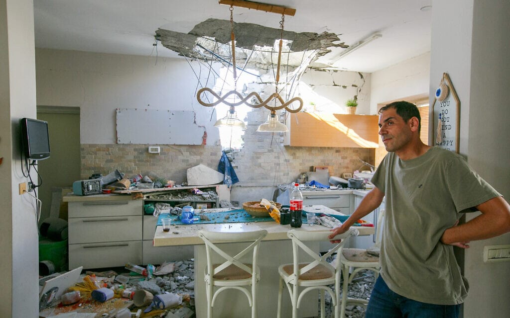 פגיעה ישירה של רקטה מעזה בבית באשקלון, 16 במאי 2021 (צילום: Edi Israel/Flash90) פגיעה ישירה של רקטה מעזה בבית באשקלון, 16 במאי 2021 (צילום: Edi Israel/Flash90)