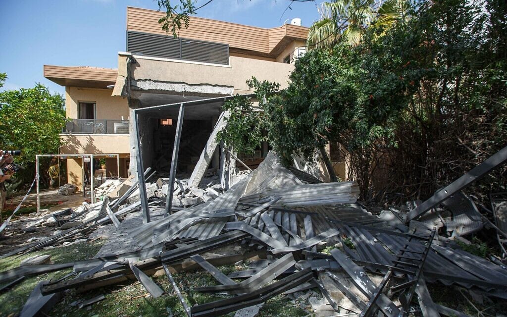 פגיעה ישירה בבית באשקלון, 20 במאי 2021. 40 אלף תושבי העיר עדיין בלי מרחב מוגן (צילום: Edi Israel/FLASH90)