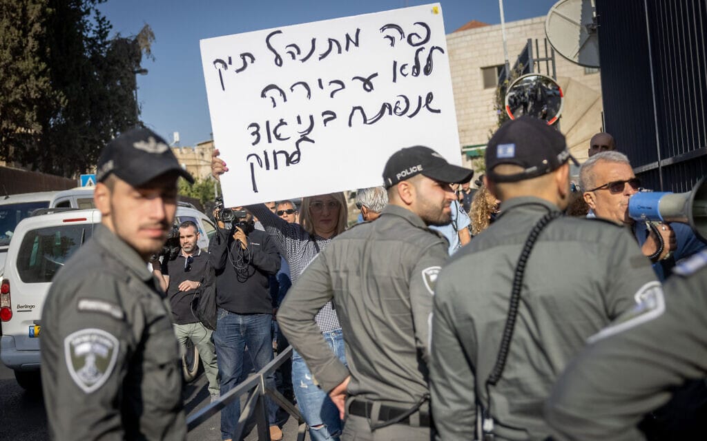 מוטי נפתלי (מימין, אוחז במגאפון) בהפגנת תמיכה בבנימין נתניהו מול בית המשפט המחוזי בירושלים, 16 בנובמבר 2021 (צילום: יונתן זינדל/פלאש90)