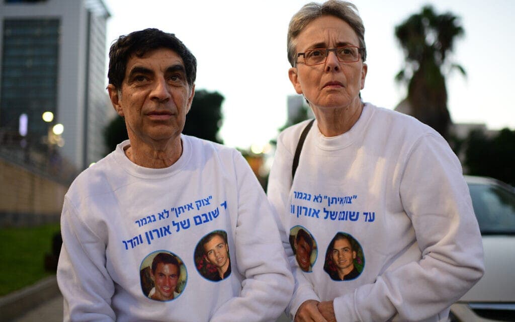 לאה ושמחה גולדין, הוריו של הדר גולדין, במחאה מול הקרייה בתל אביב, 2 בדצמבר 2021 (צילום: תומר נויברג/פלאש90)