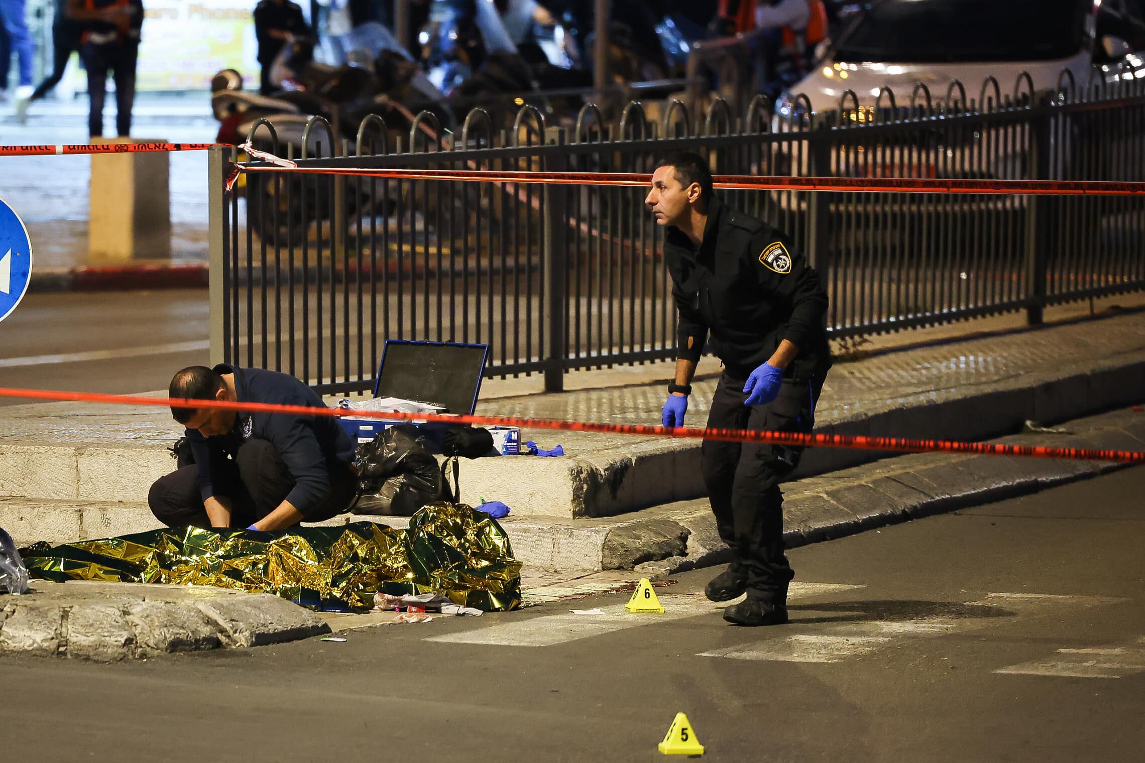 שוטרים ליד שער שכם, בזירה שבה מפגע, שדקר ישראלי, נורה למוות, 4 בדצמבר 2021 (צילום: יונתן זינדל/פלאש 90)
