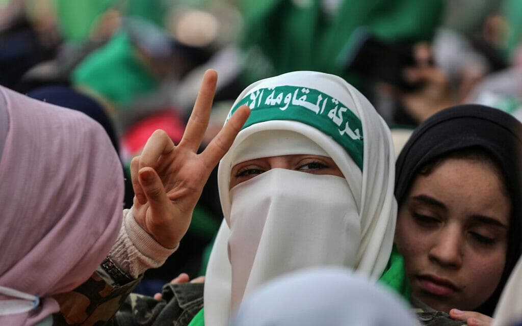 פלסטינים בעזה חוגגים את יום השנה ה-34 להקמת חמאס, 10 בדצמבר 2021 (צילום: Atia Mohammed/Flash90)