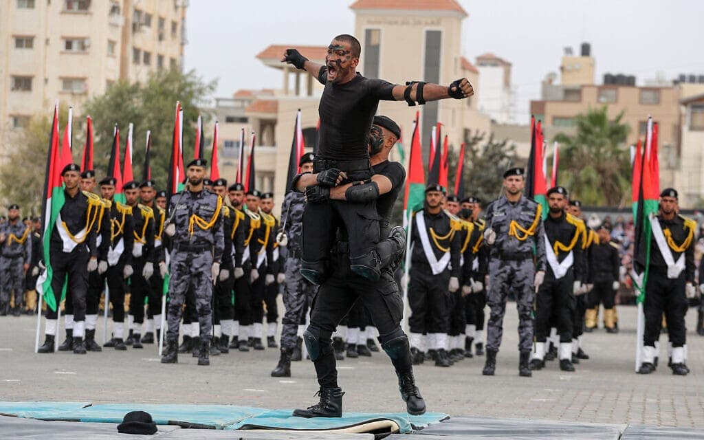 לוחמי חמאס בתצוגת תכלית בטקס סיום בית הספר לשוטרים בעיר עזה, 12 בדצמבר 2021 (צילום: Atia Mohammed/Flash90)