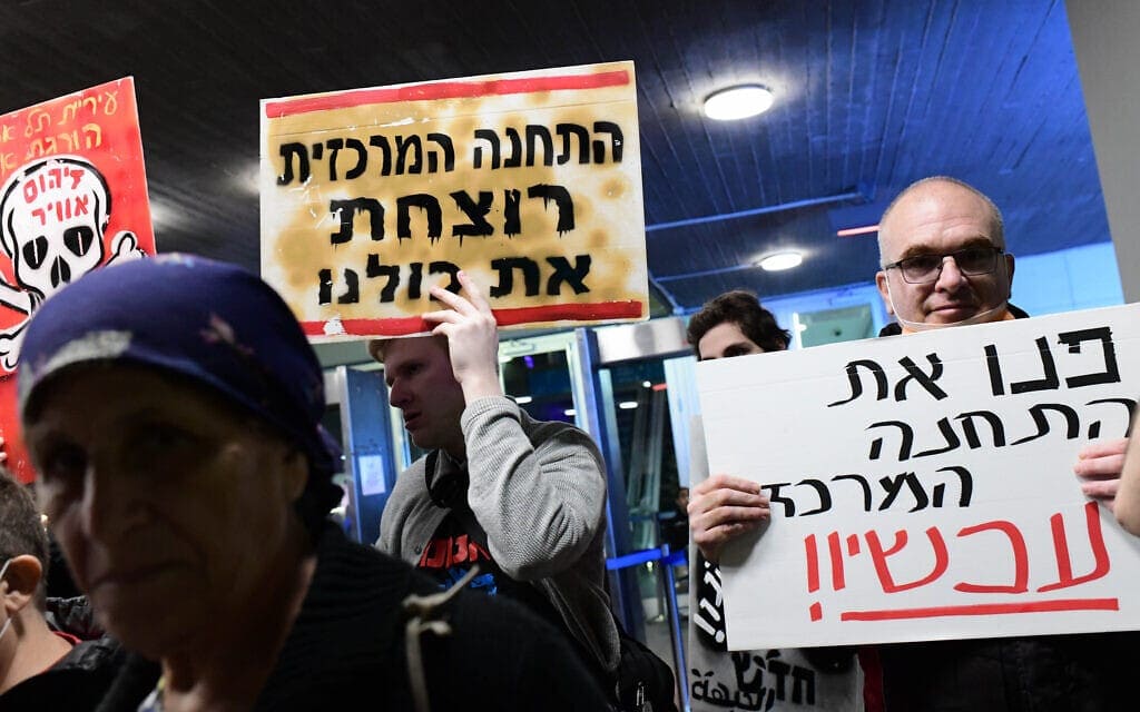 הפגנה בדרום תל אביב בקריאה לסגור את התחנה המרכזית בנוה שאנן, 15 בדצמבר 2021 (צילום: תומר נויברג/פלאש90)