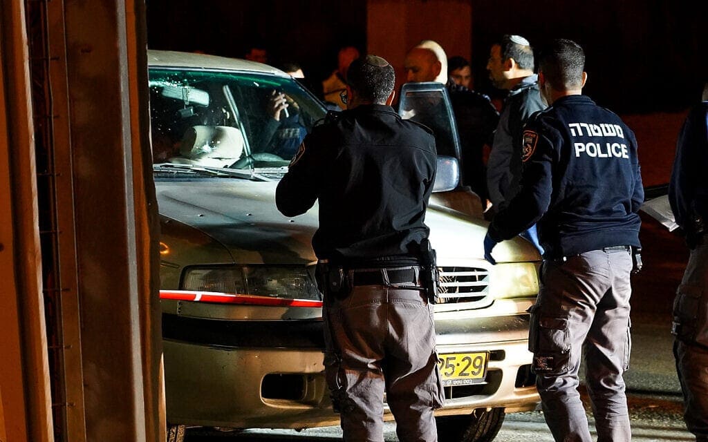 אנשי ביטחון בזירה שבה נורה למוות יהודה דימנטמן ליד חומש, 16 בדצמבר 2021 (צילום: Hillel Maeir/Flash90)