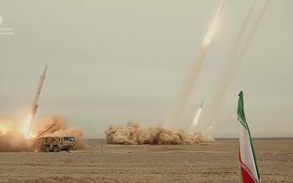 מתוך ניסוי הטילים הבליסטים של איראן, המדמה תקיפה של הכור בדימונה, צילום מסך מסרטון של איראן