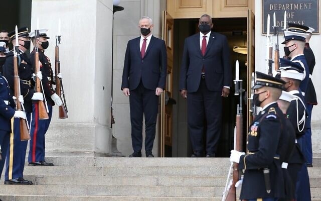 סגן ראש הממשלה ושר הביטחון בני גנץ ושר ההגנה של ארצות הברית לויד אוסטין, 9 בדצמבר 2021 (צילום: שמוליק עלמני, משרד הביטחון)
