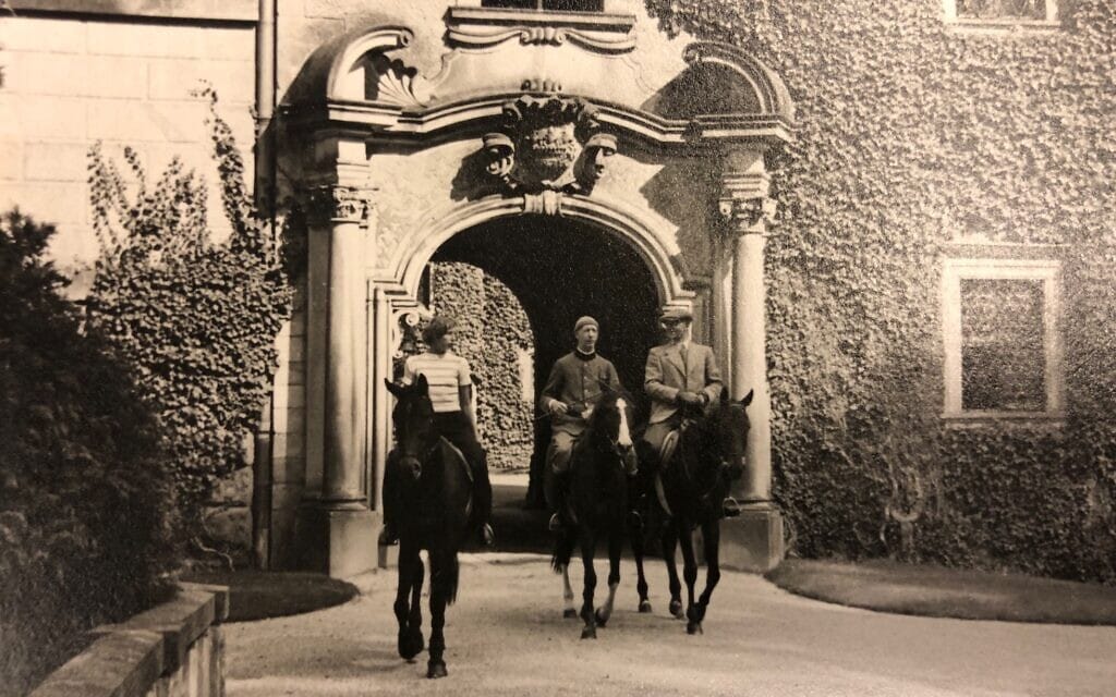 הנסיך פרידריך זו סולמס-בארוט השלישי על גב סוס, לצד חברים, בתמונה לא מתוארכת (צילום: באדיבות הנסיך פרידריך זו סולמס-בארוט החמישי)