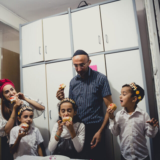 משפחה אוכלת סופגניות בחנוכה (צילום: באדיבות מאגר צילומי החיים היהודיים)
