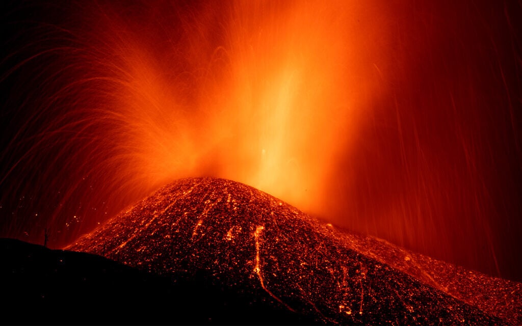 לבה מהתפרצות הר געש שוטפת את האי לה פלמה באיים הקנריים, ספרד, 23 בספטמבר 2021) (צילום: AP/Emilio Morenatti)