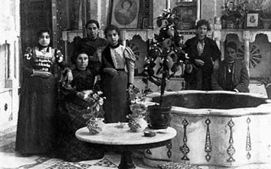 משפחה יהודית בדמשק ב-1910 (צילום: רשות הכלל)