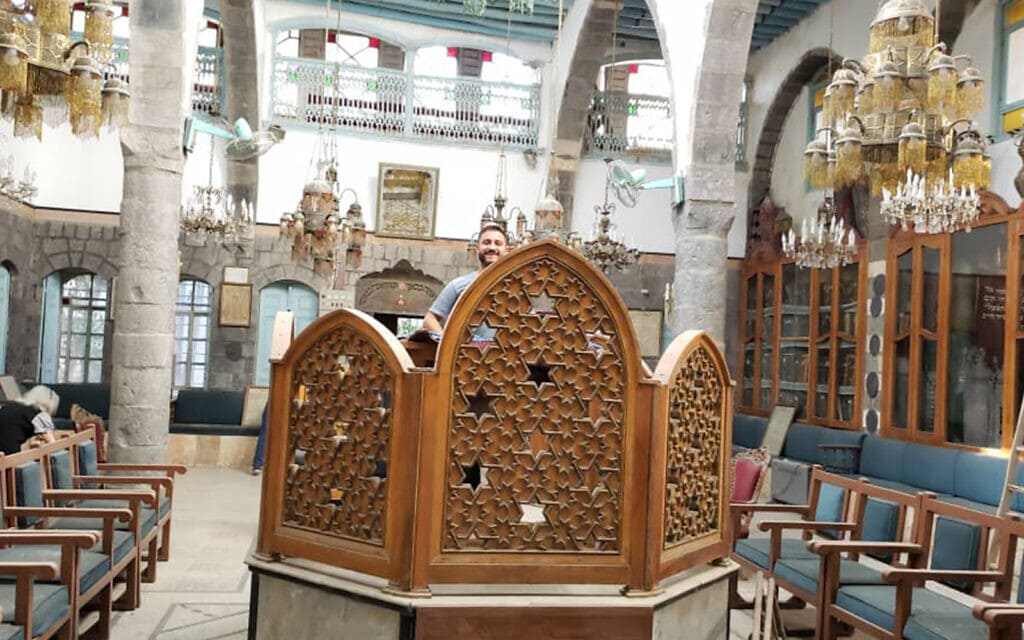 ג&#039;ו ג&#039;אג&#039;אתי בבית הכנסת אל-פרנג&#039; בדמשק (צילום: באדיבות ג&#039;ו ג&#039;אג&#039;אתי)