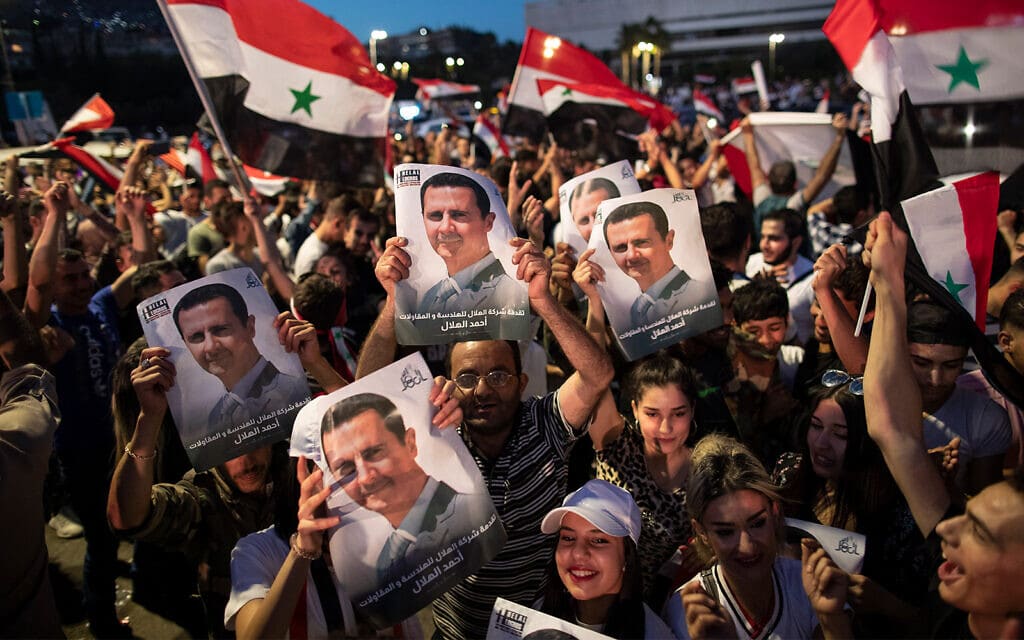 תומכי הנשיא הסורי בשאר אל-אסד מניפים דגלי לאום ותמונות של אל-אסד בכיכר אומיה בדמשק, סוריה, 27 במאי 2021 (צילום: AP Photo/Hassan Ammar, File)