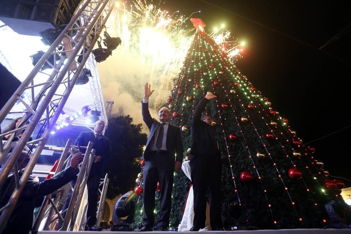 ראש הממשלה הפלסטינית מוחמד אשתייה מדליק את עץ חג המולד של בית לחם ביום שבת, 4 בדצמבר 2021 (צילום: סוכנות הידיעות הפלסטינית)