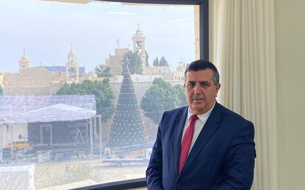 ראש עיריית בית לחם אנטון סלמאן מדבר עם זמן ישראל במשרדו הצופה על כנסיית המולד, יום שישי, 3 בדצמבר 2021 (צילום: אהרון בוקסרמן)